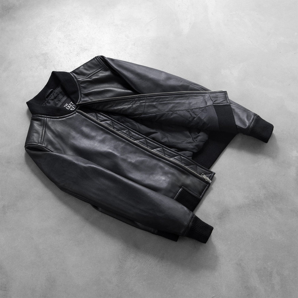 
Prospettiva indossata di Bliss Nero Bomber in Pelle da Donna su modello - Drappeggio naturale alla luce del giorno