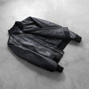 
Prospettiva indossata di Bliss Nero Bomber in Pelle da Donna su modello - Drappeggio naturale alla luce del giorno
