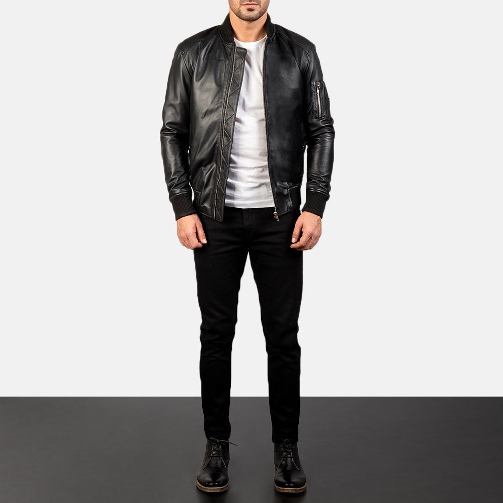 
Bomia Ma-1 Black Leather Bomber Jacket - Vista laterale che mostra il taglio ergonomico delle maniche