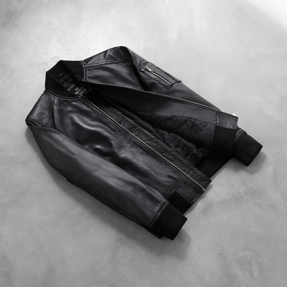 
Prospettiva indossata di Bomia Ma-1 Black Leather Bomber Jacket su modello - Drappeggio naturale alla luce del giorno