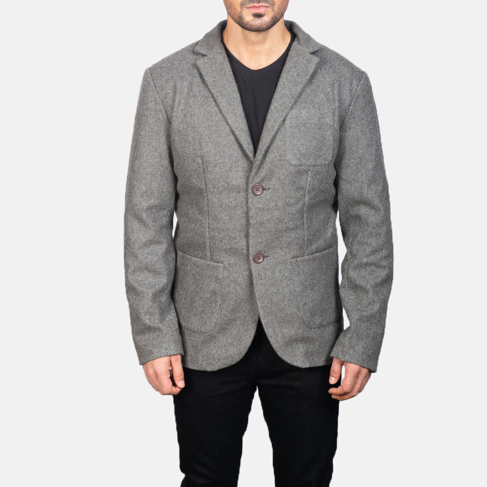 Dettaglio ravvicinato of Notch &amp; Button Hardware on Men's Grey Wool Blazer