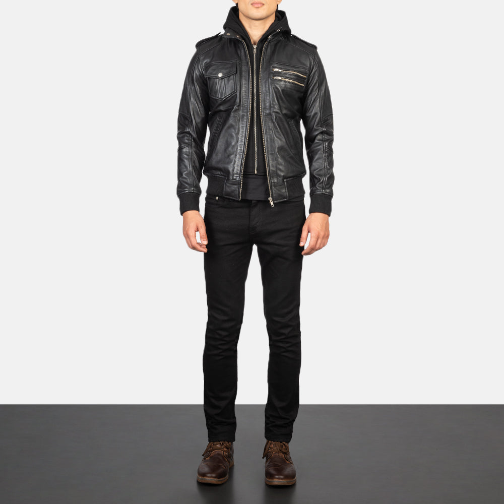 
Bravado Black Hooded Leather Bomber Jacket - Vista laterale che mostra il taglio ergonomico delle maniche