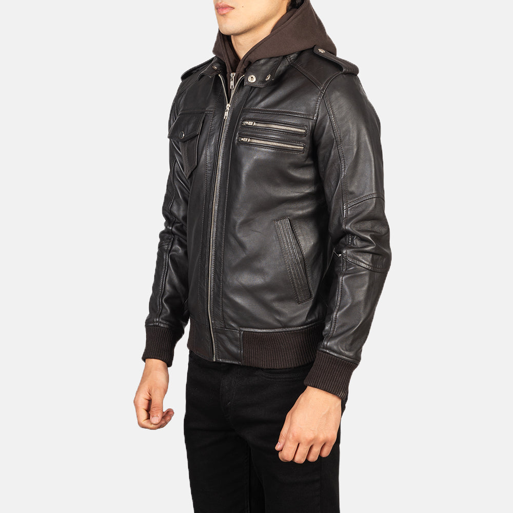 
Prospettiva indossata di Bravado Black Hooded Leather Bomber Jacket su modello - Drappeggio naturale alla luce del giorno