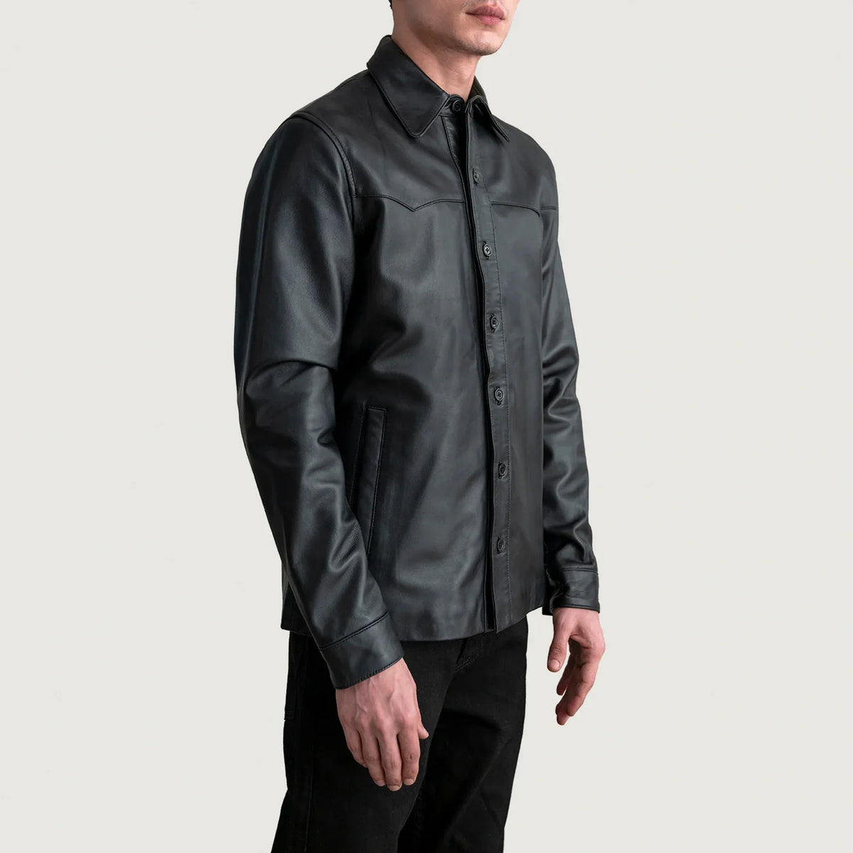 
Black Sheepskin leather Jacket - Vista posteriore con spalle definite e orlo pulito