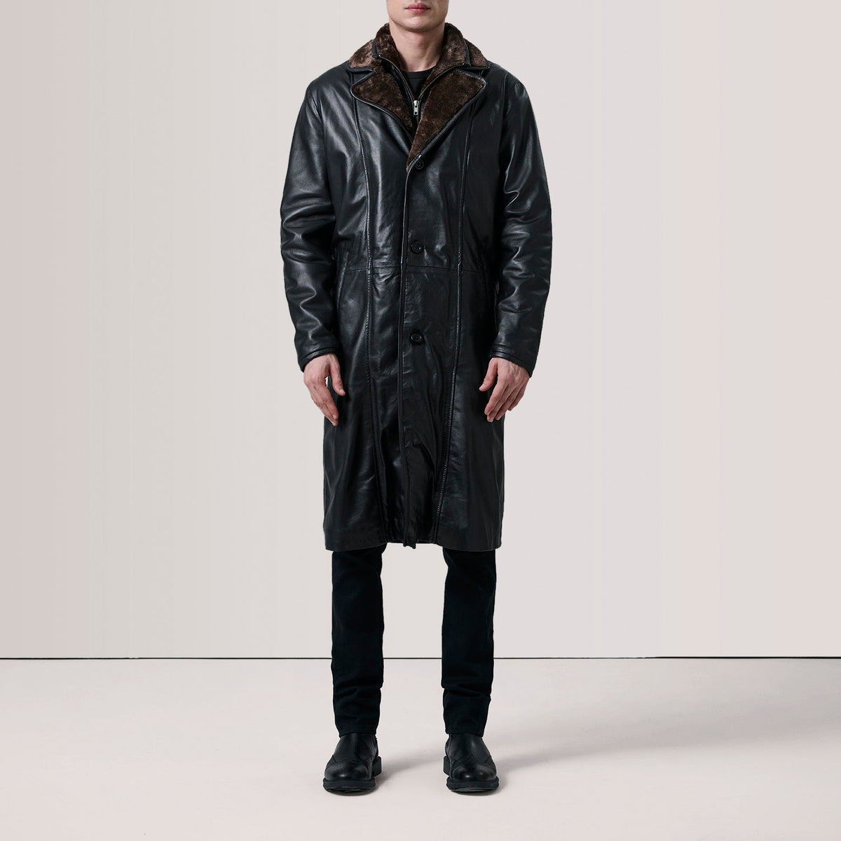 Black Sheepskin Leather Aviator Jacket - Vista posteriore Showing Tailored Shoulder Fit &amp; Clean Hemline