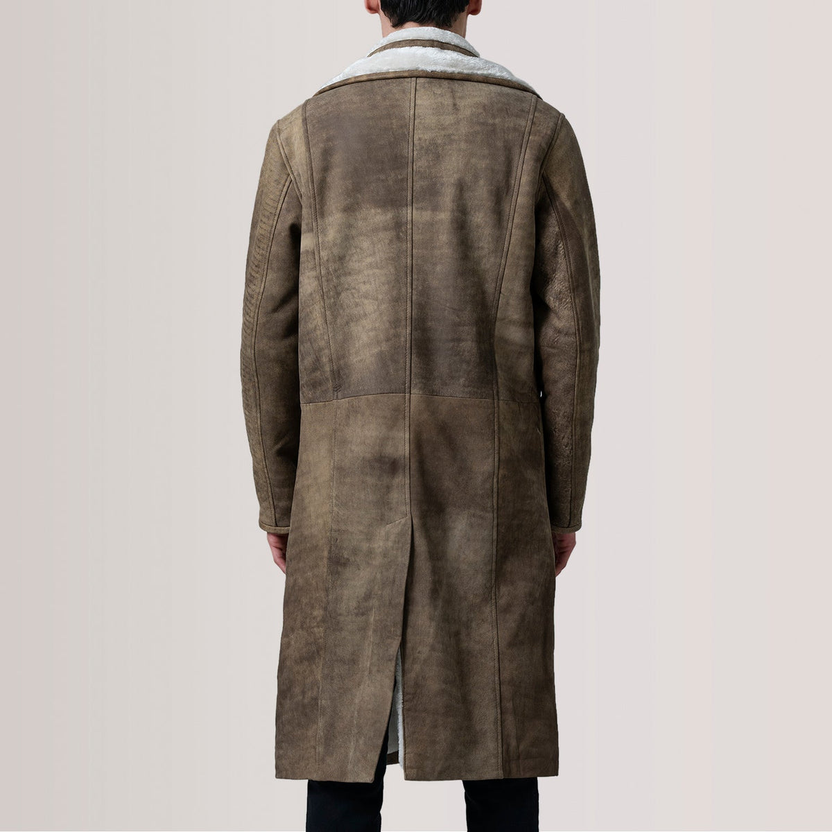 Dettaglio ravvicinato of Notch & Button Hardware on Cai Distressed Brown Leather Shearling Coat For Men