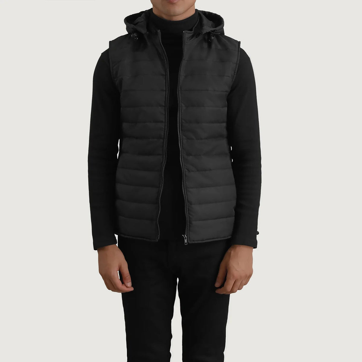 
Carlo Nero Gilet imbottito con cappuccio da Uomo in vera pelle bovina nera - Vista frontale e silhouette sartoriale | Acquista online