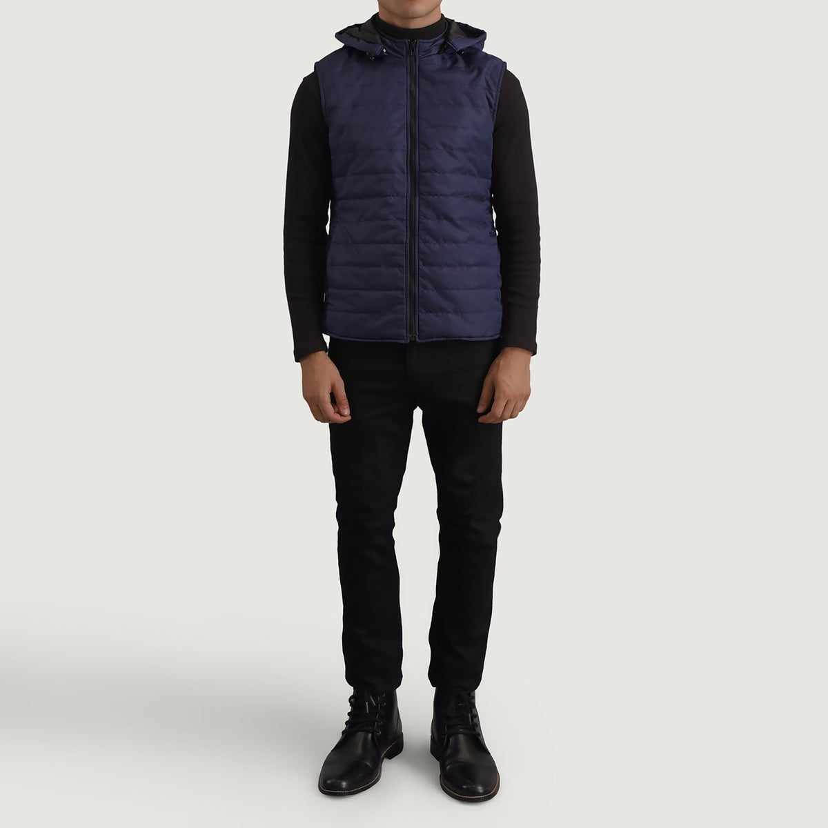 
Carlo Blu Gilet imbottito con cappuccio da Uomo - Vista laterale che mostra il taglio ergonomico delle maniche