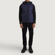 
Carlo Blu Gilet imbottito con cappuccio da Uomo - Vista laterale che mostra il taglio ergonomico delle maniche