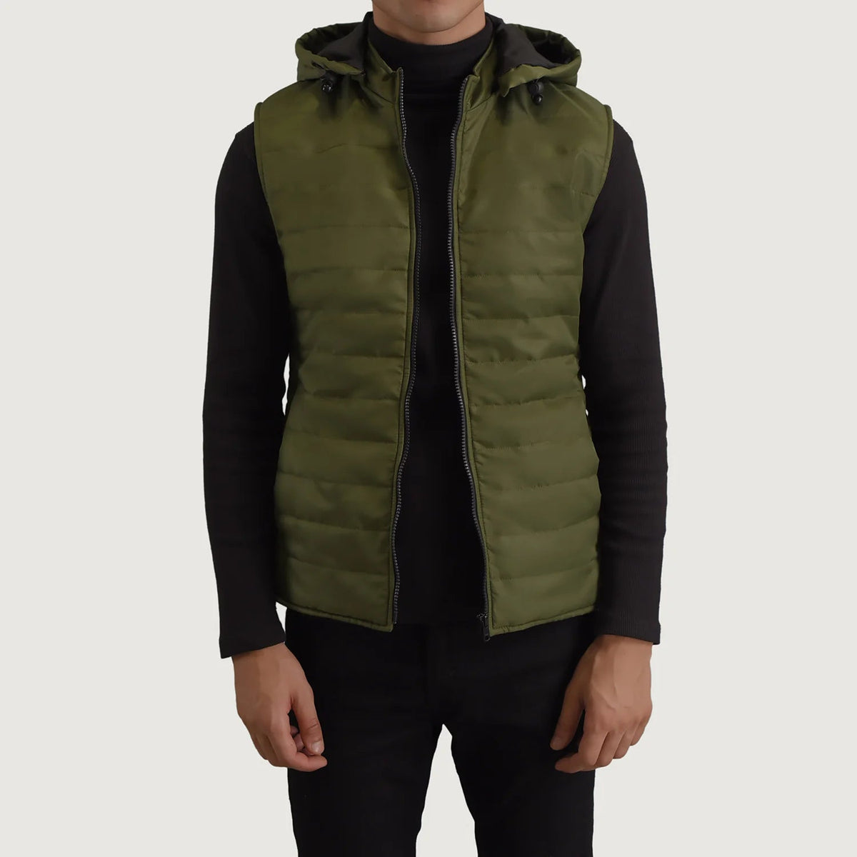 
Carlo Verde Gilet imbottito con cappuccio da Uomo in Green Full-Grain Leather - Vista frontale e silhouette sartoriale | Acquista online