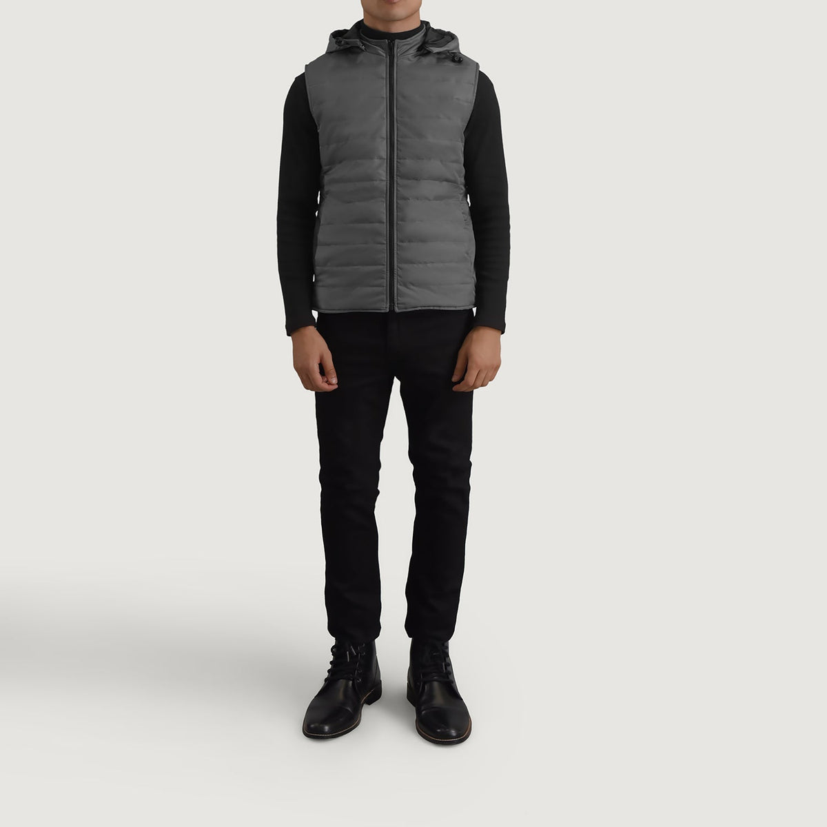 
Carlo Grigio Gilet imbottito con cappuccio da Uomo - Vista laterale che mostra il taglio ergonomico delle maniche