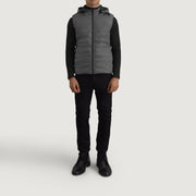 
Carlo Grigio Gilet imbottito con cappuccio da Uomo - Vista laterale che mostra il taglio ergonomico delle maniche