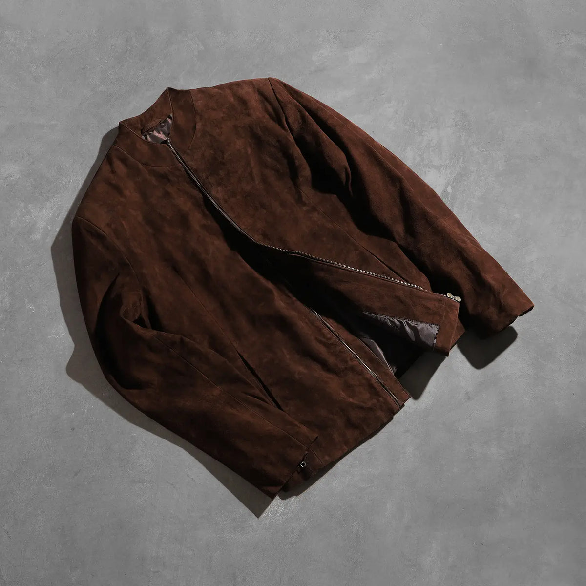 Zipper &amp; Hem Craftsmanship Construction Detail on Men's Charcoal Mocha Suede Giacca Biker in Pelle da Uomo