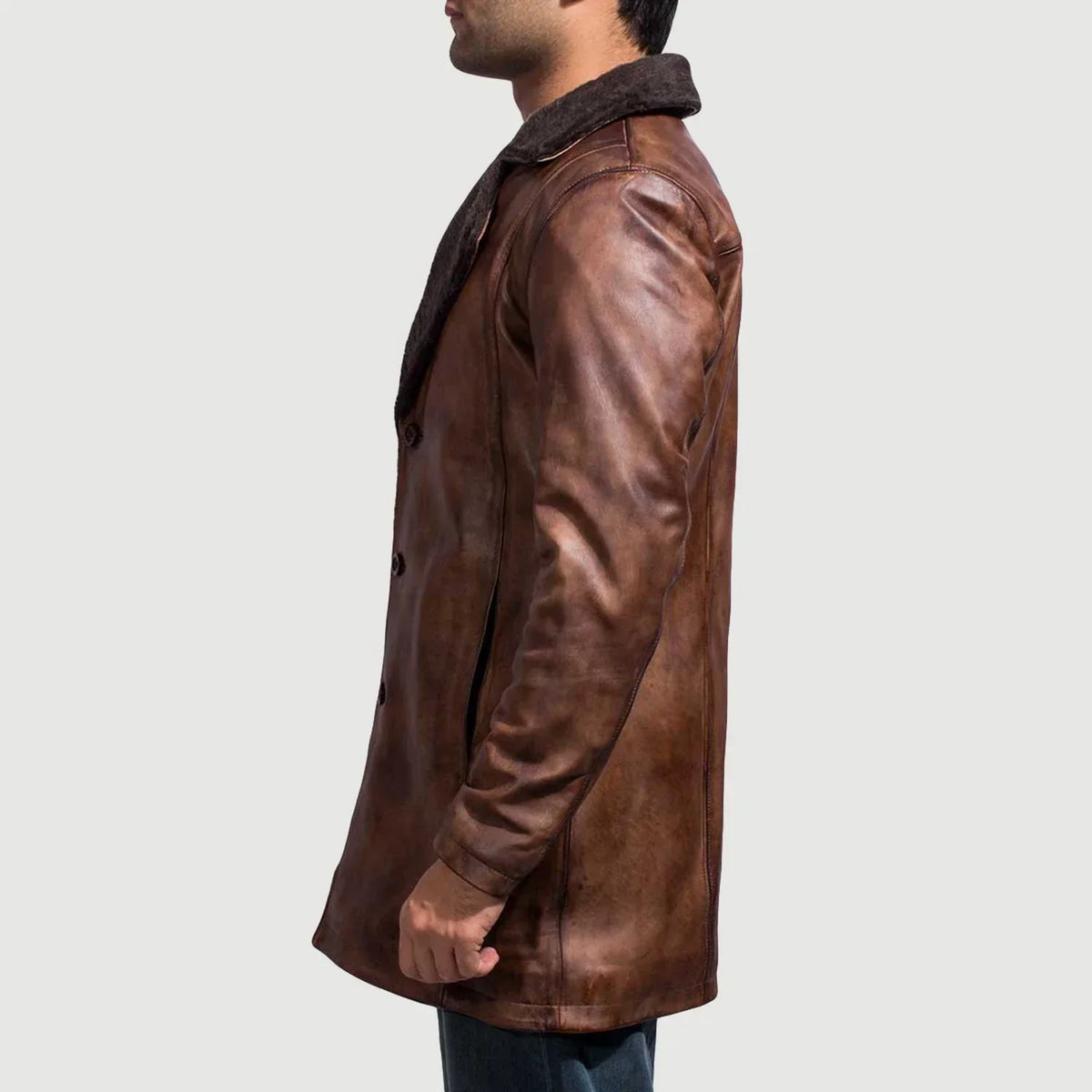 Dettaglio ravvicinato of Notch &amp; Button Hardware on Men's Cinnamon Effetto Usurato Leather Fur Cappotto in Pelle da Uomo