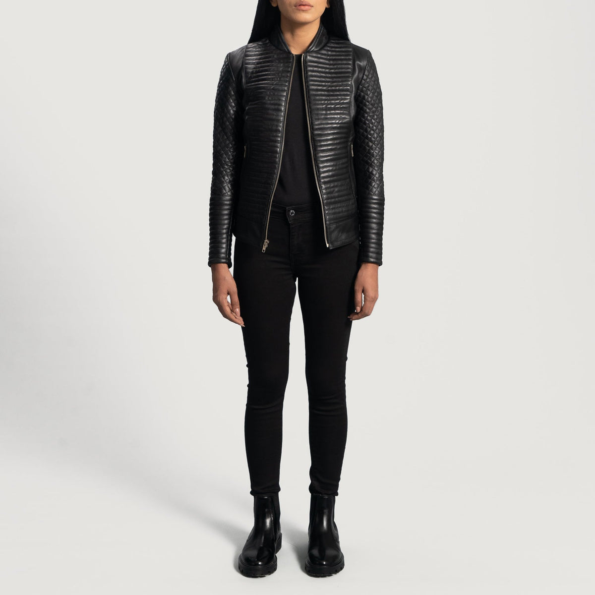 Dettaglio ravvicinato of Varsity &amp; Zipper Hardware on Women's Cityscape Nero Giacca Biker in Pelle da Donna
