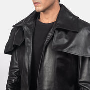 Dettaglio ravvicinato of Classic Collar &amp; Heavy-Duty Zipper Hardware on Men's Classic Nero Leather Duster da Uomo