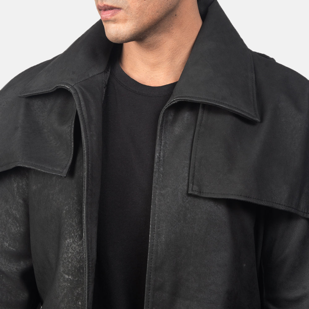 Dettaglio ravvicinato of Classic Collar &amp; Heavy-Duty Zipper Hardware on Men's Classic Effetto Usurato Nero Leather Duster da Uomo