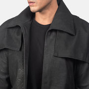 Dettaglio ravvicinato of Classic Collar &amp; Heavy-Duty Zipper Hardware on Men's Classic Effetto Usurato Nero Leather Duster da Uomo