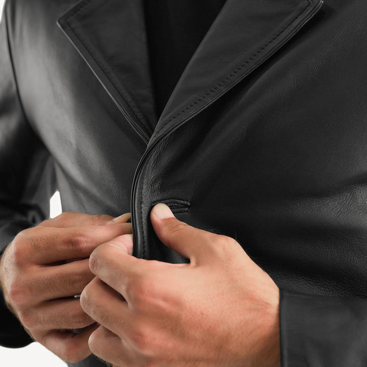 Dettaglio ravvicinato of Notch &amp; Button Hardware on Men's Classmith Black Leather Coat