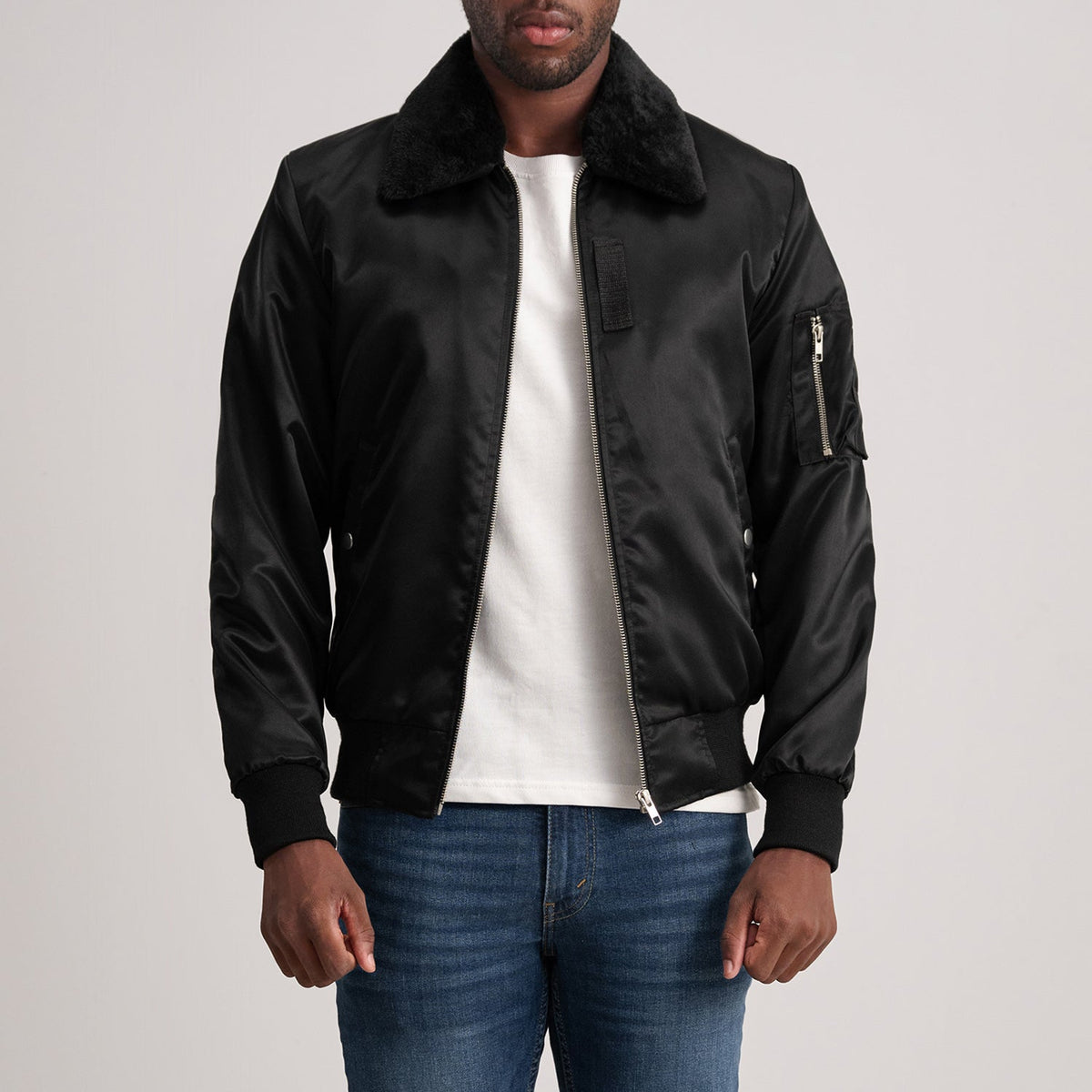 Dettaglio ravvicinato of Removable faux fur collar &amp; Zipper Hardware on Clyde B-15 Black Bomber Jacket