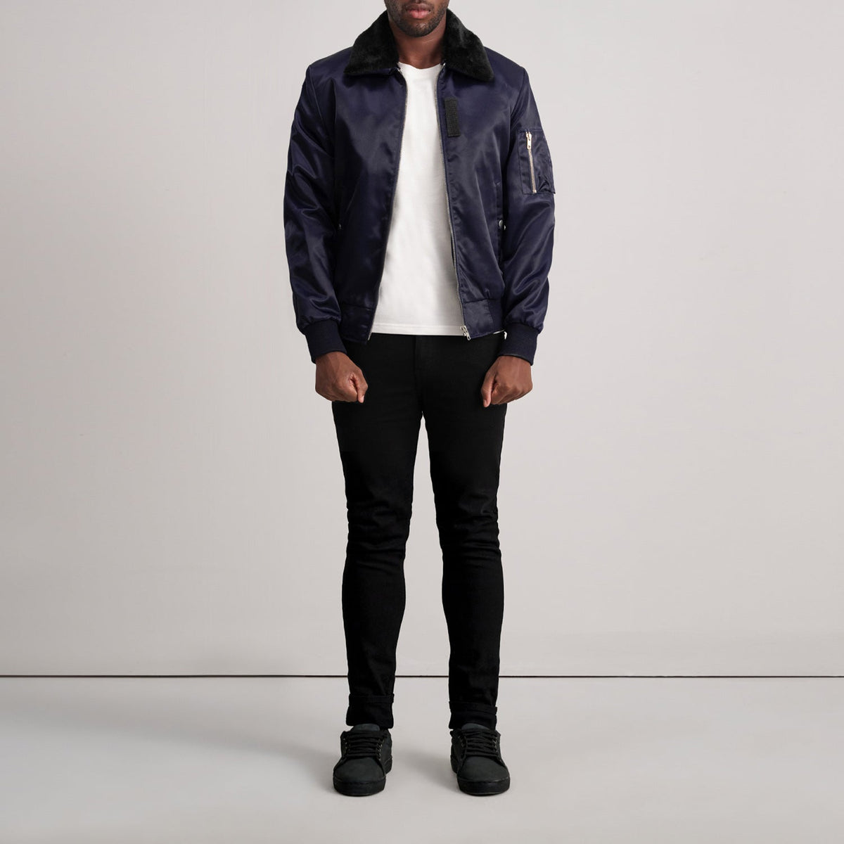 Dettaglio ravvicinato of Removable faux fur collar &amp; Zipper Hardware on Clyde B-15 Blue Bomber Jacket