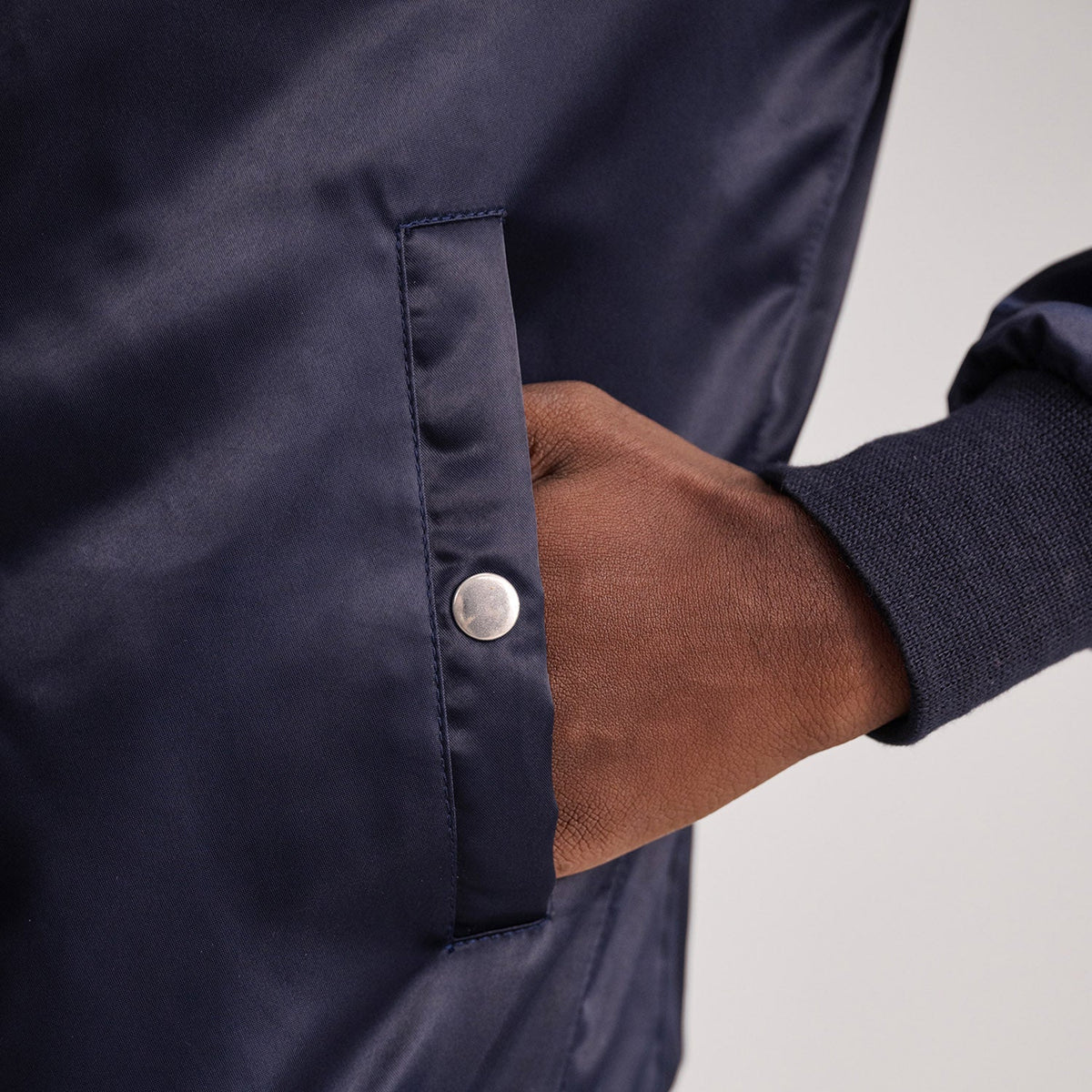 Vista interna Showing Quilted Polyester Lining &amp; Dual Inside Utility Storage Pockets
