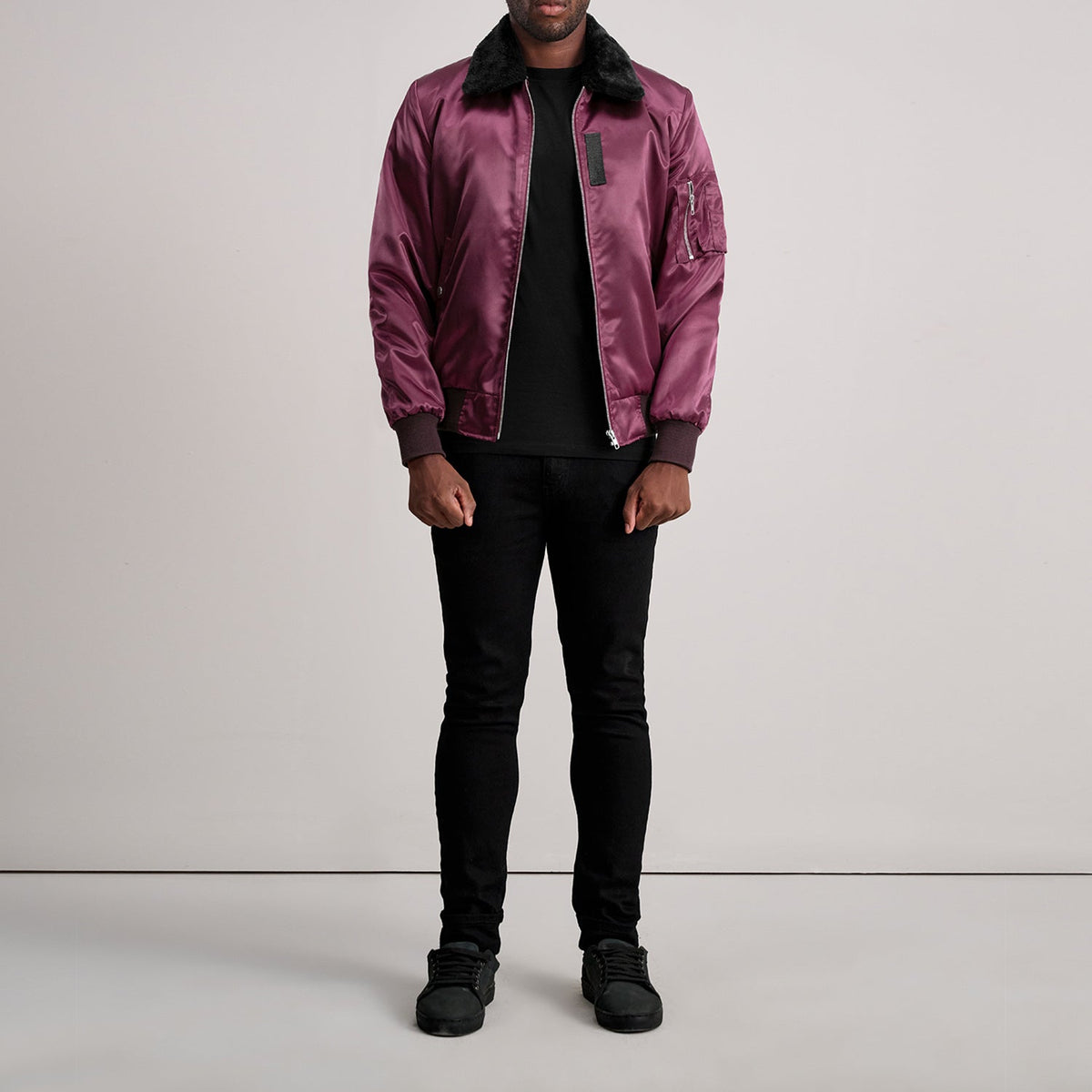 Dettaglio ravvicinato of Removable faux fur collar &amp; Zipper Hardware on Clyde B-15 Bordeaux Bomber in Pelle da Uomo