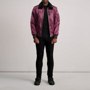 Dettaglio ravvicinato of Removable faux fur collar &amp; Zipper Hardware on Clyde B-15 Bordeaux Bomber in Pelle da Uomo