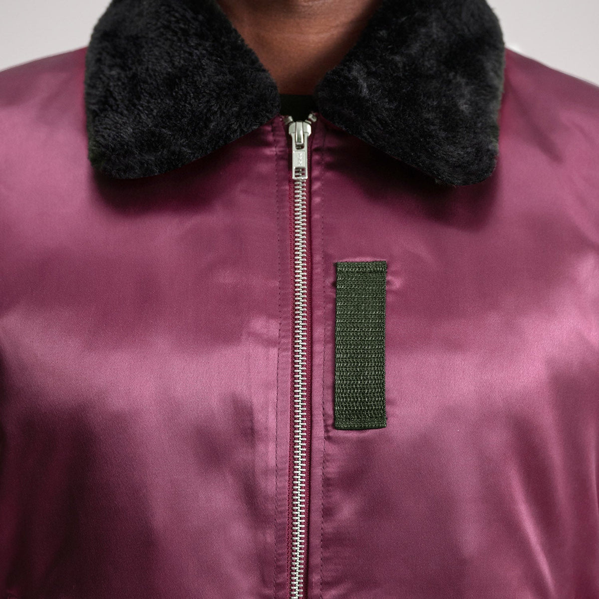 Vista interna Showing Quilted Polyester Lining &amp; Dual Inside Utility Storage Pockets