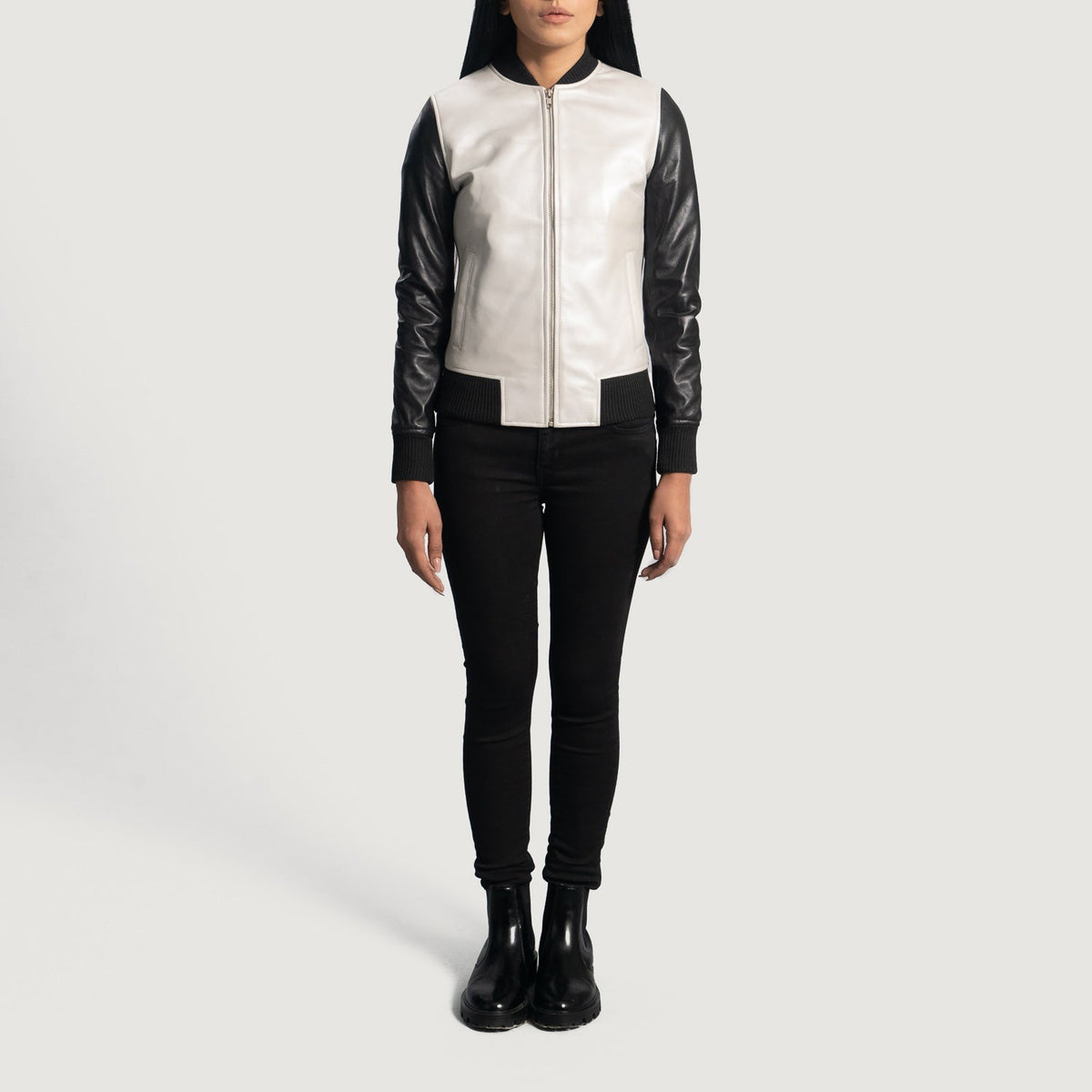 Dettaglio ravvicinato of Varsity &amp; Zipper Hardware on Women's Cole Silver Bomber in Pelle da Donna