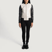 Dettaglio ravvicinato of Varsity &amp; Zipper Hardware on Women's Cole Silver Bomber in Pelle da Donna