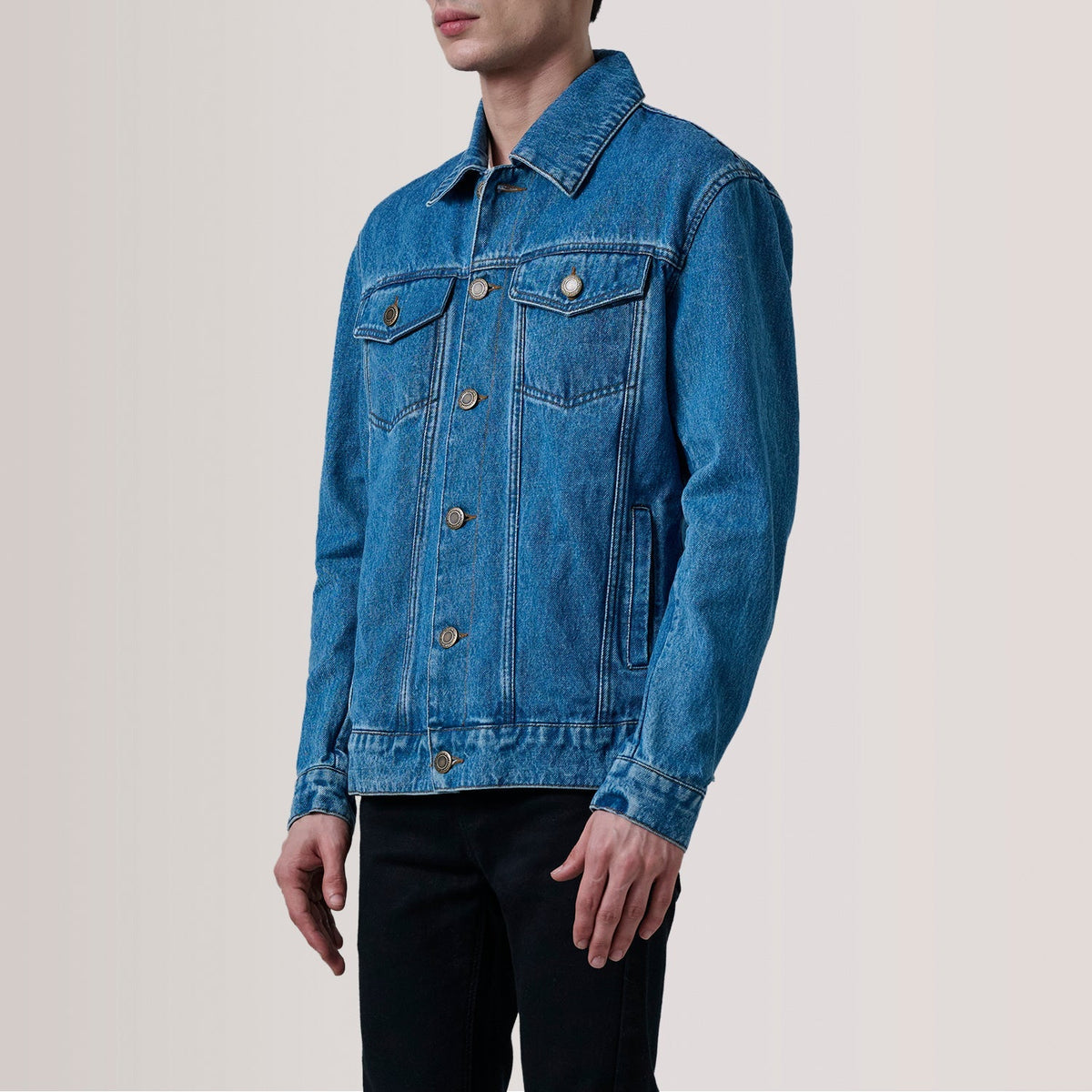 Conard Blu Denim Trucker Giacca in Pelle da Uomo For Men - Lateral Side Profile View Showing Sleeve Cut &amp; Athletic Taper Fit
