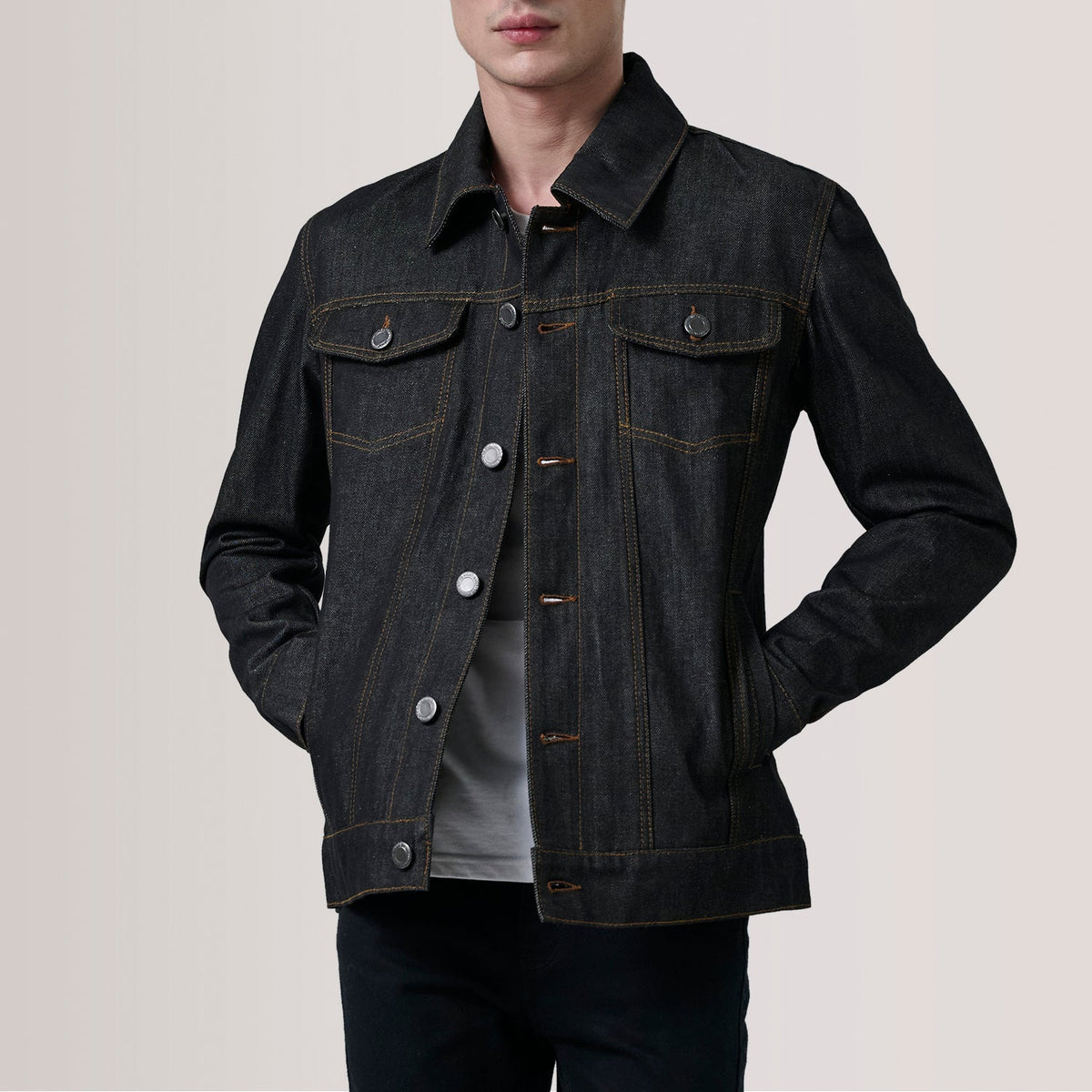 
Conard Faded Nero Denim Trucker Giacca in Pelle da Uomo For Men in vera pelle bovina nera - Vista frontale e silhouette sartoriale | Acquista online