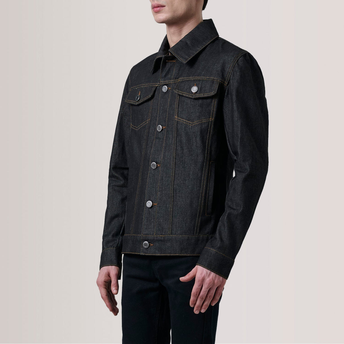 
Conard Faded Nero Denim Trucker Giacca in Pelle da Uomo For Men - Vista laterale che mostra il taglio ergonomico delle maniche