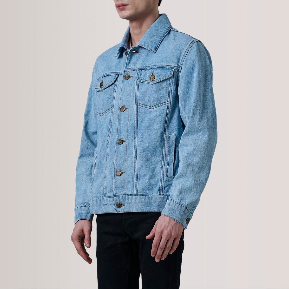 Conard Light Blu Denim Trucker Giacca in Pelle da Uomo For Men - Lateral Side Profile View Showing Sleeve Cut &amp; Athletic Taper Fit
