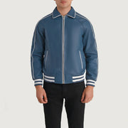 Dettaglio ravvicinato of Shirt collar &amp; Zipper Hardware on Cooper Blu Leather Varsity Giacca in Pelle da Uomo