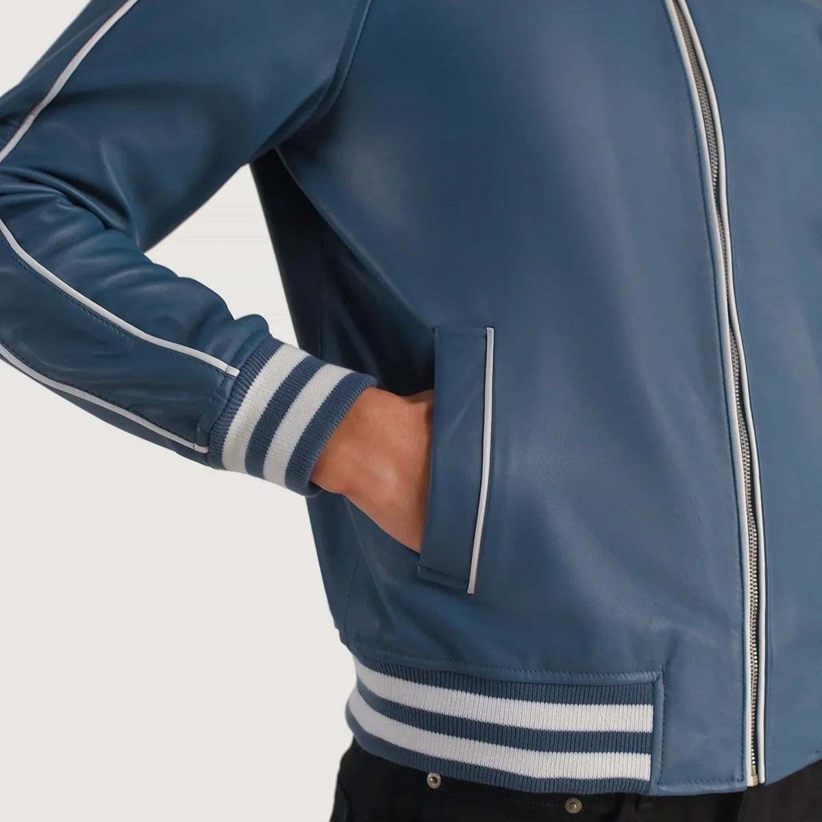 Vista interna Showing Quilted Polyester Lining &amp; Dual Inside Utility Storage Pockets