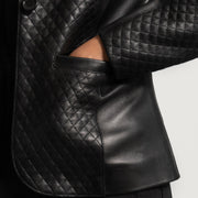 
Dettaglio ravvicinato of Notch & Button Hardware on Cora Trapuntato Nero Blazer in Pelle in Pelle da Donna
