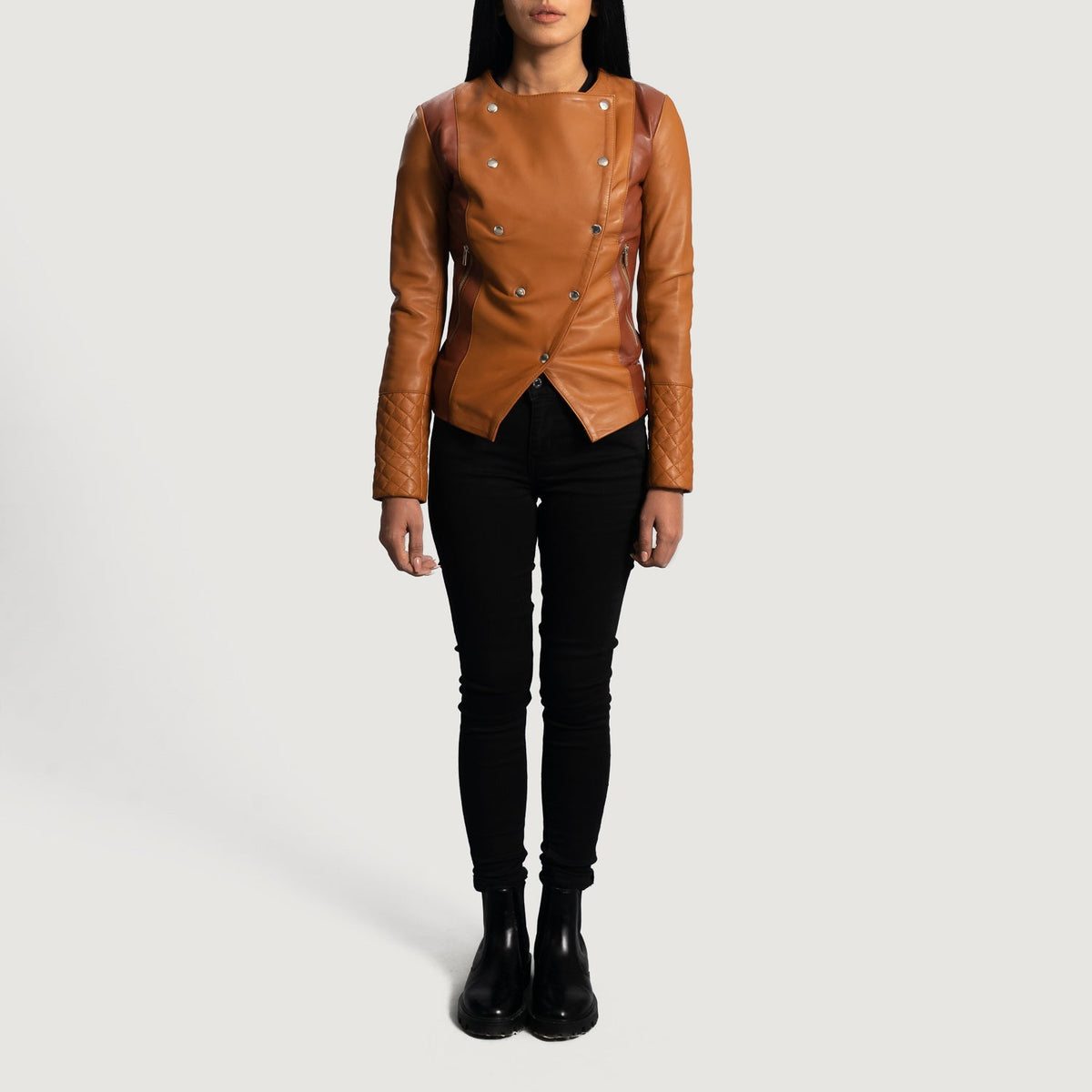 Dettaglio ravvicinato of Classic Collar &amp; Button Hardware on Women's County Cuoio Overlap Giacca in Pelle da Donna
