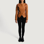 Dettaglio ravvicinato of Classic Collar &amp; Button Hardware on Women's County Cuoio Overlap Giacca in Pelle da Donna