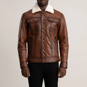 Dettaglio ravvicinato of Classic Collar &amp; Button Hardware on Dallis Marrone Leather Shearling Trucker Giacca in Pelle da Uomo
