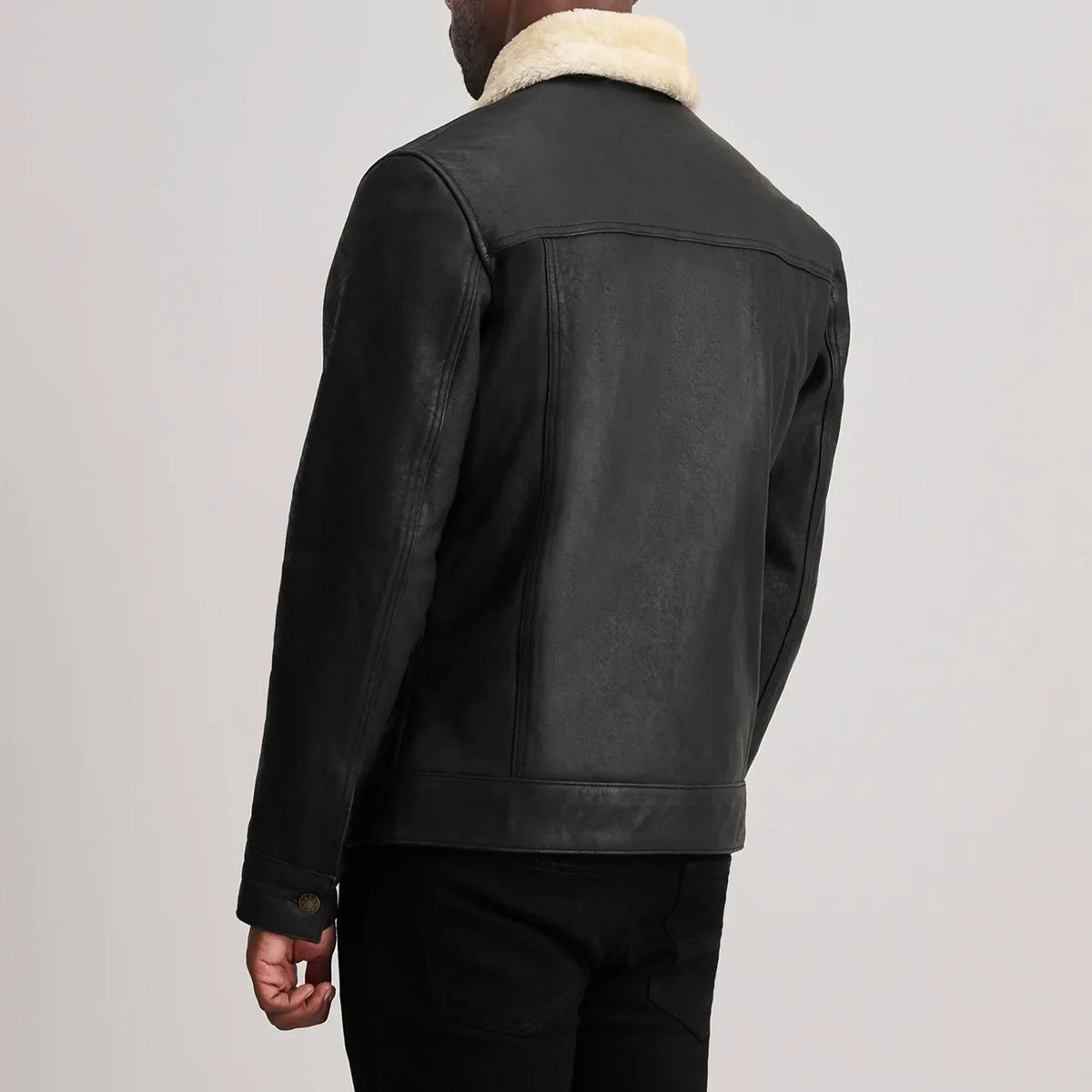 Dettaglio ravvicinato of Classic Collar &amp; Button Hardware on Dallis Tumbled Black Shearling Trucker Jacket
