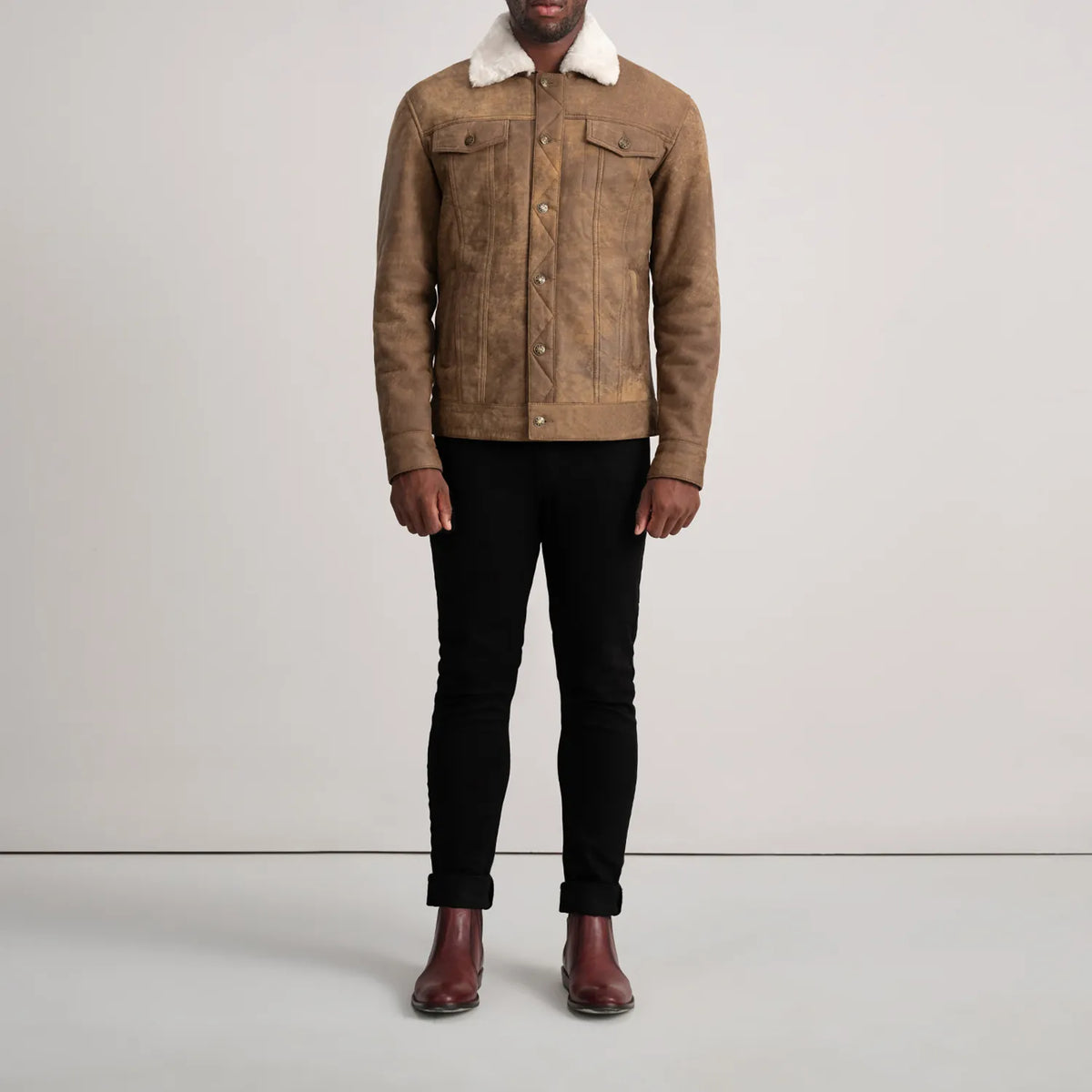 Dallis Snuffed Brown Shearling Trucker Jacket - Vista laterale con taglio manica ergonomico