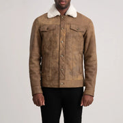 Dettaglio ravvicinato of Classic Collar &amp; Button Hardware on Dallis Snuffed Brown Shearling Trucker Jacket