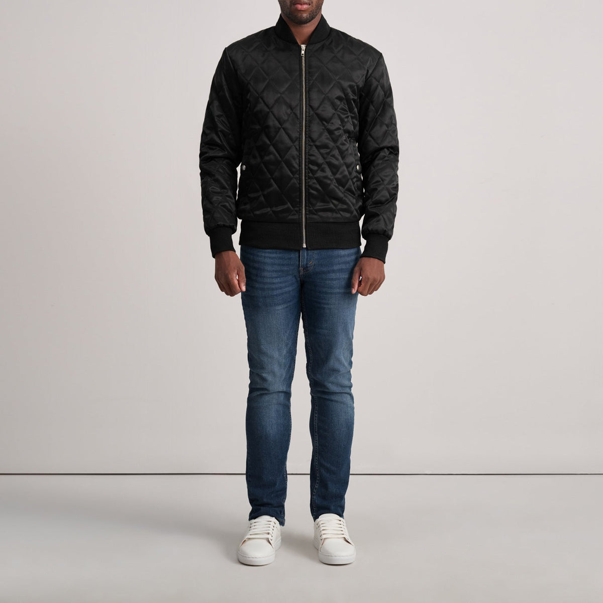 Dettaglio ravvicinato of Varsity &amp; Zipper Hardware on Danson Trapuntato Nero Varsity Giacca in Pelle da Uomo