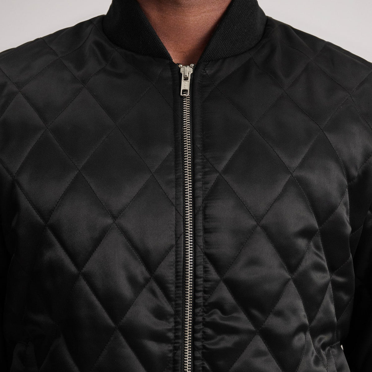 Vista interna Showing Polyester Lining &amp; Dual Inside Utility Storage Pockets