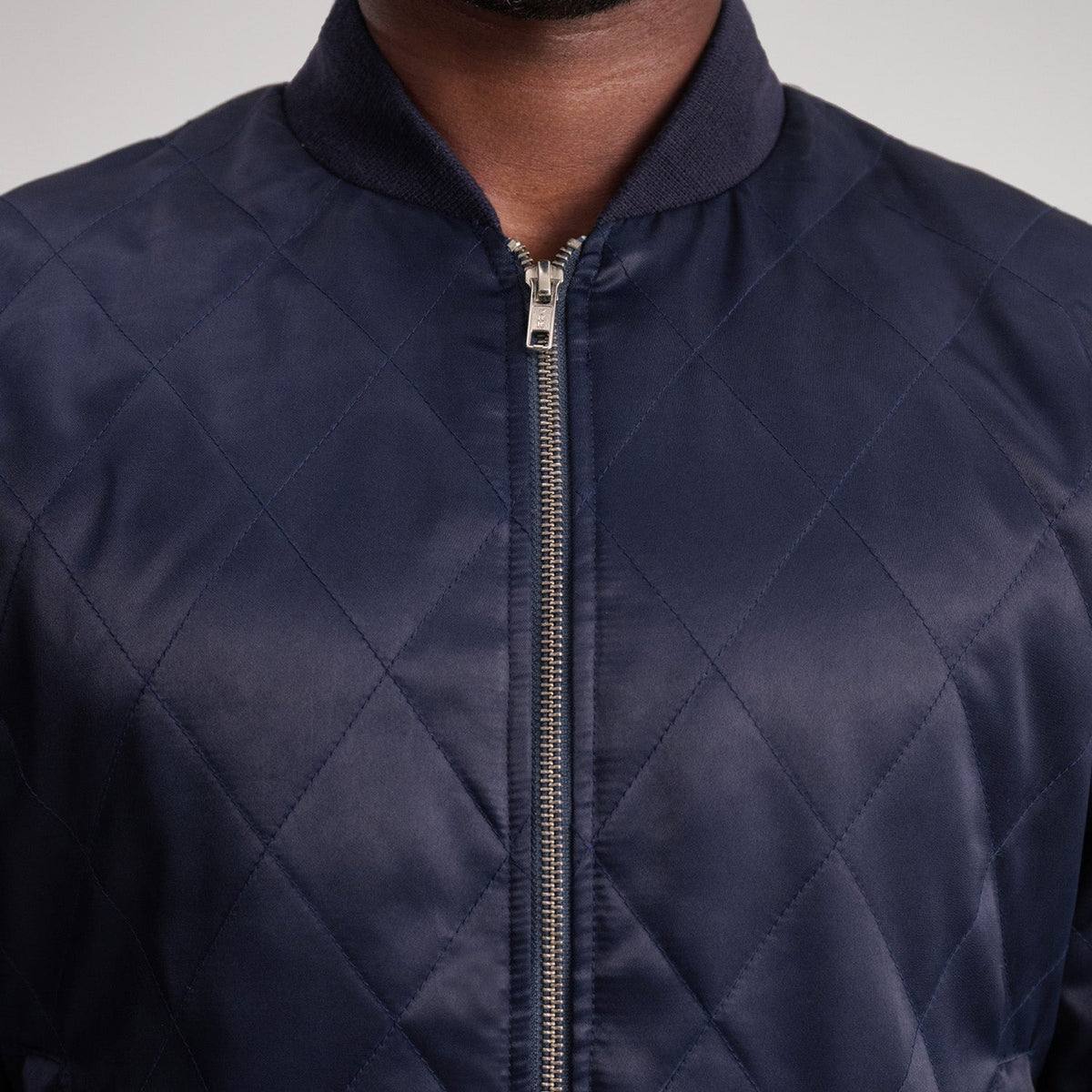 Vista interna Showing Polyester Lining &amp; Dual Inside Utility Storage Pockets