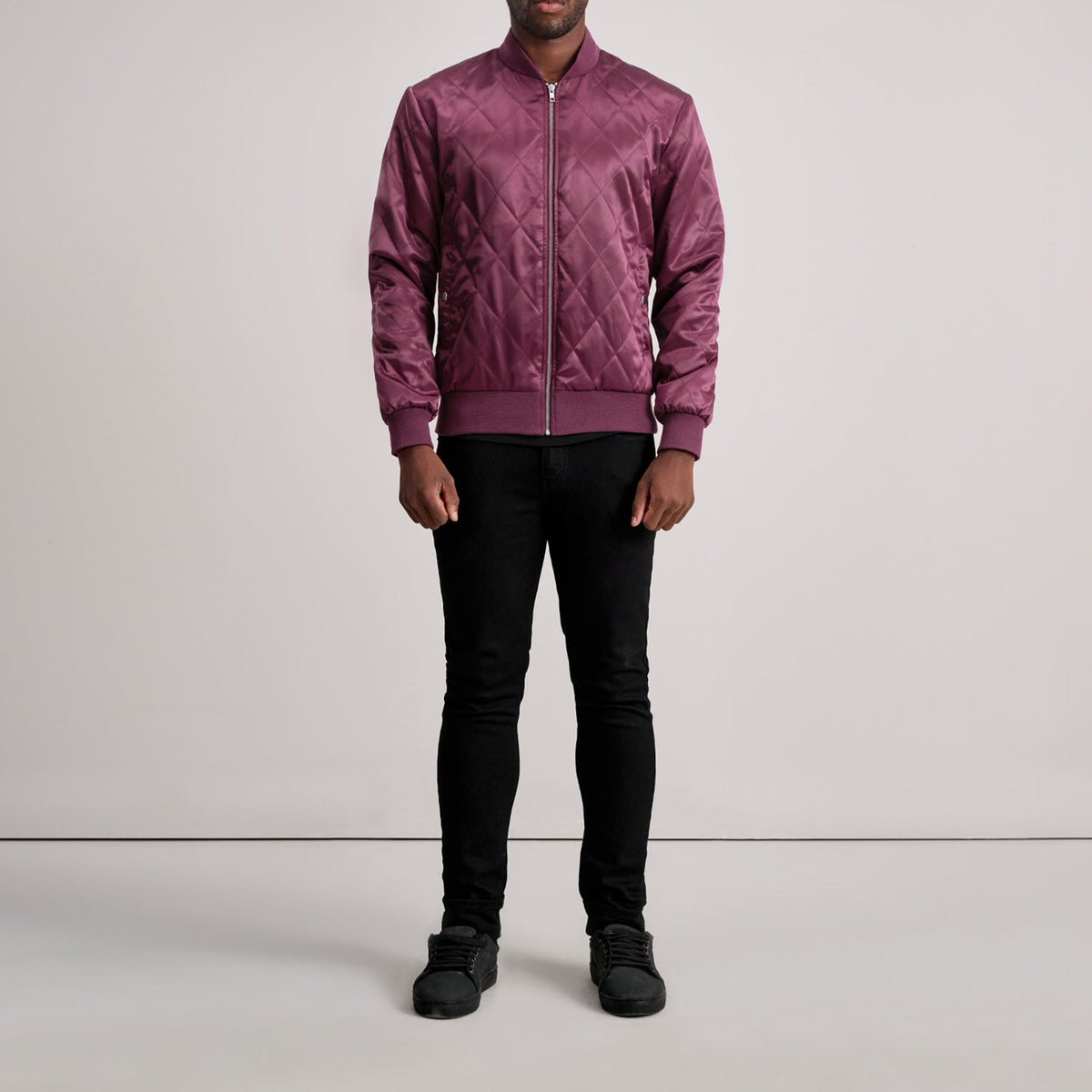 Dettaglio ravvicinato of Varsity &amp; Zipper Hardware on Danson Trapuntato Bordeaux Varsity Giacca in Pelle da Uomo
