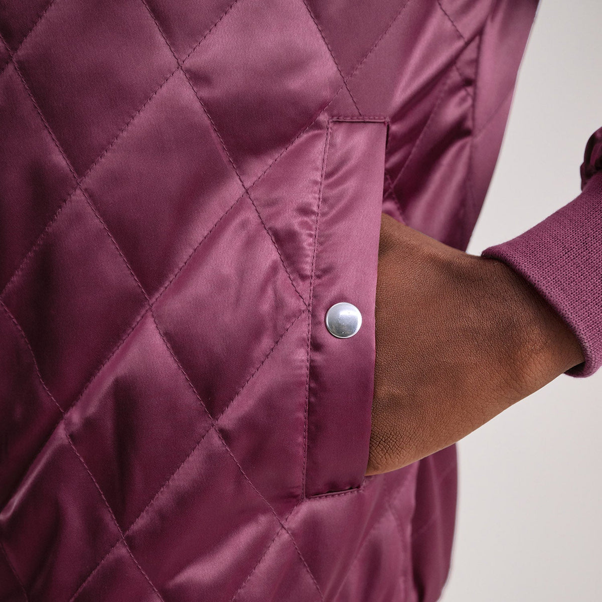 Vista interna Showing Polyester Lining &amp; Dual Inside Utility Storage Pockets