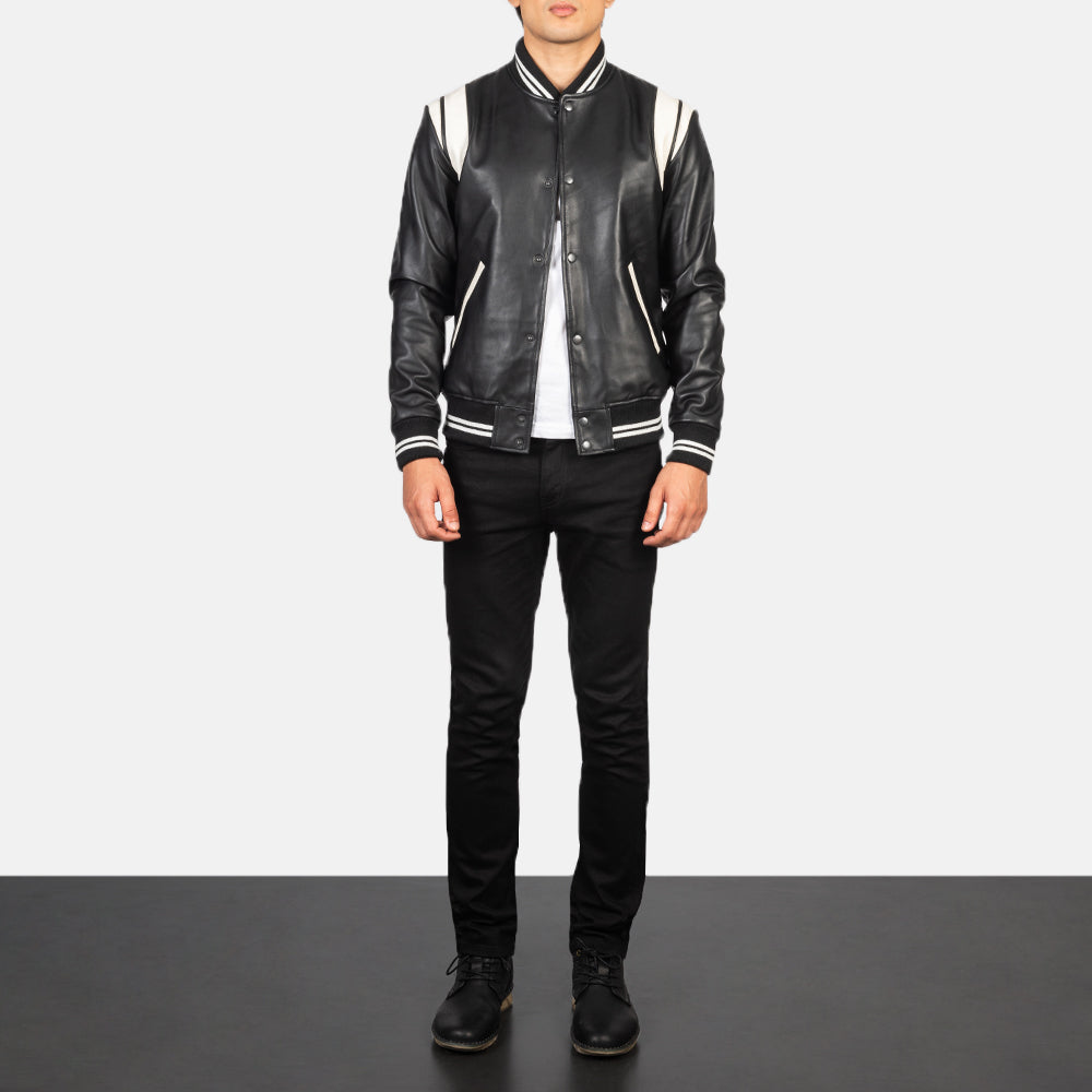 
Dantee Nero Leather Varsity Giacca in Pelle da Uomo - Vista laterale che mostra il taglio ergonomico delle maniche